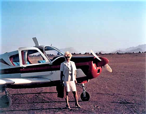 Nenne Sanguineti Poggi accanto al suo aereo da turismo su una pista africana